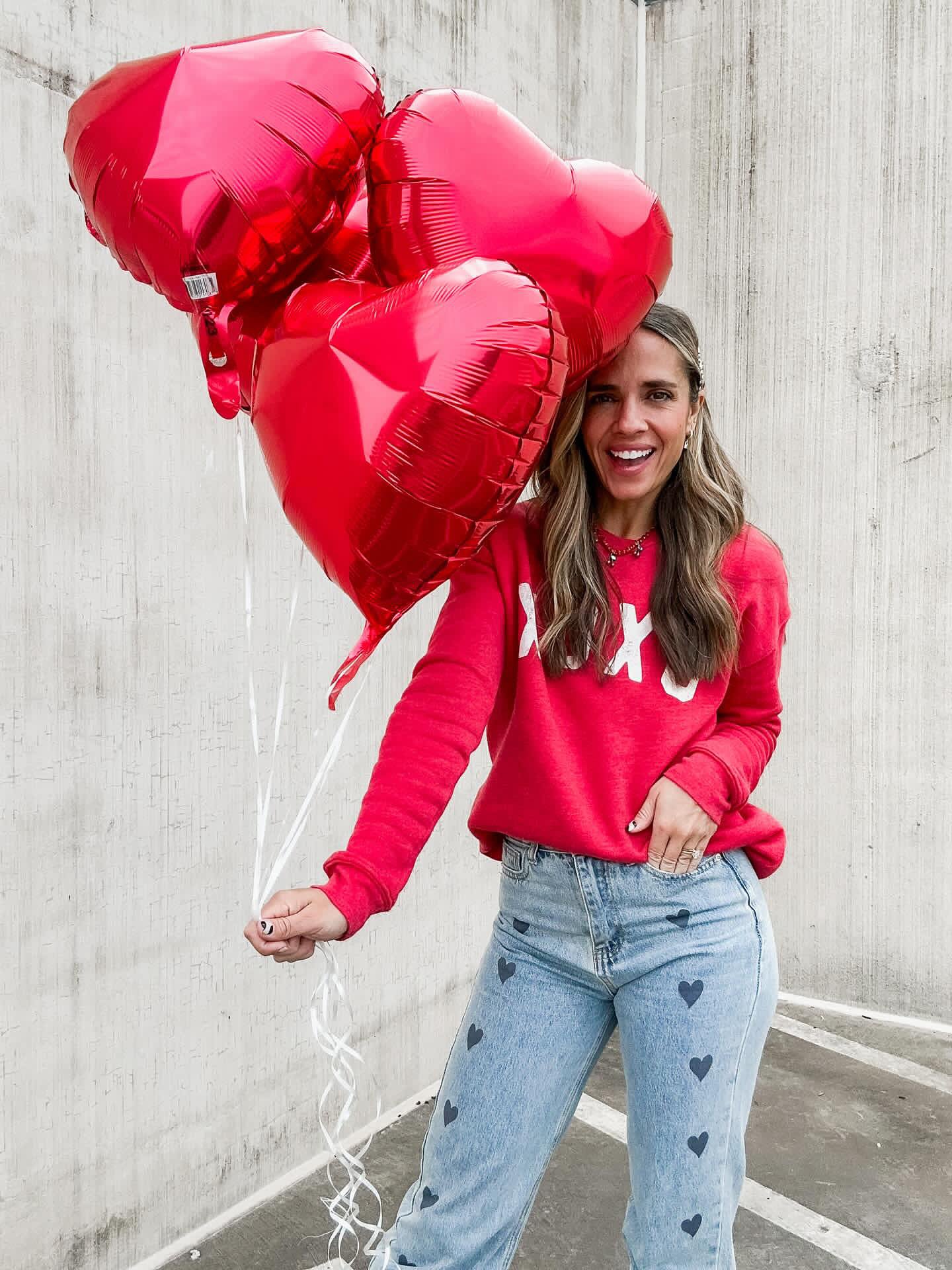 XOXO Graphic Sweatshirt Unisex Fleece Pullover Relaxed Fit XOXO Graphic Sweatshirt Unisex Fleece Pullover Relaxed Fit